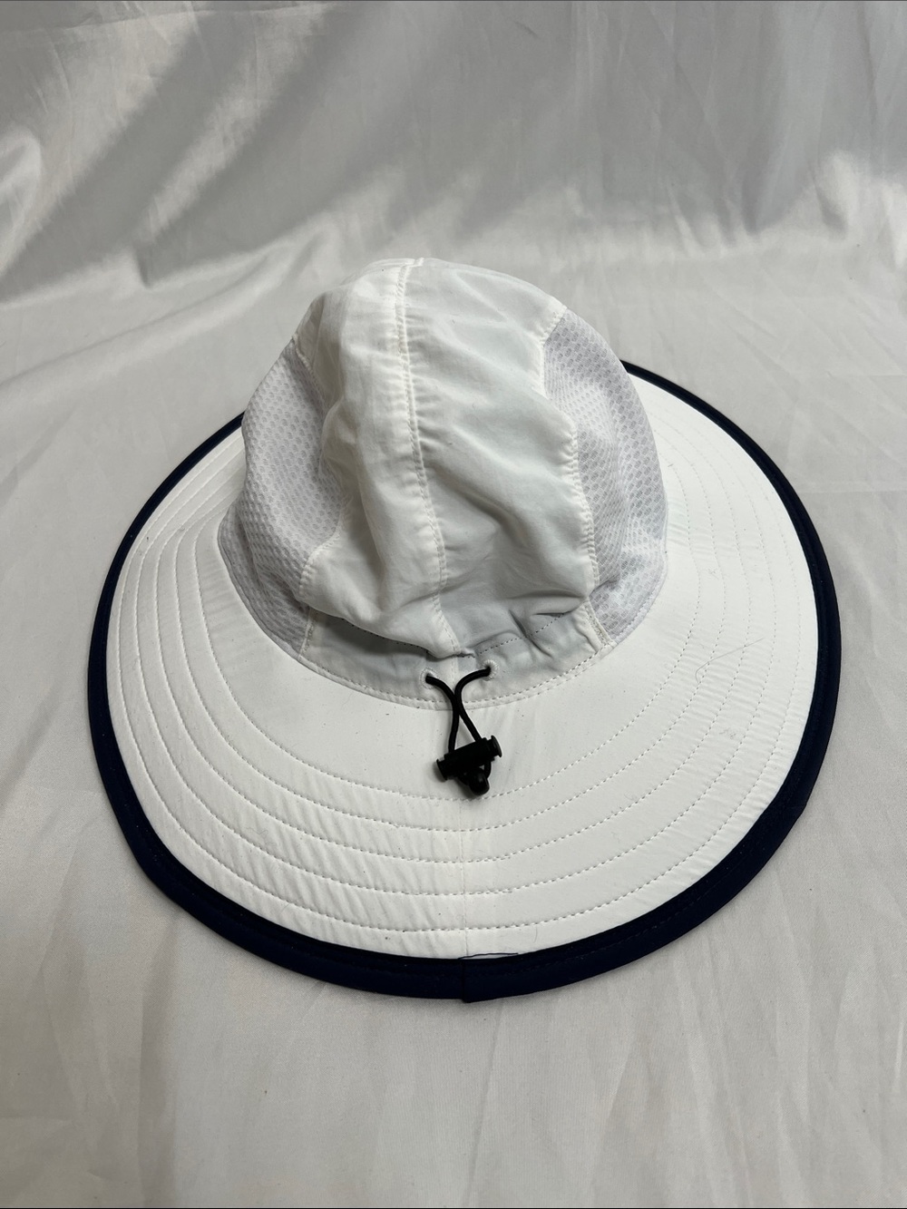 White Wide-Brim Outdoor Sun Hat with Navy Edge